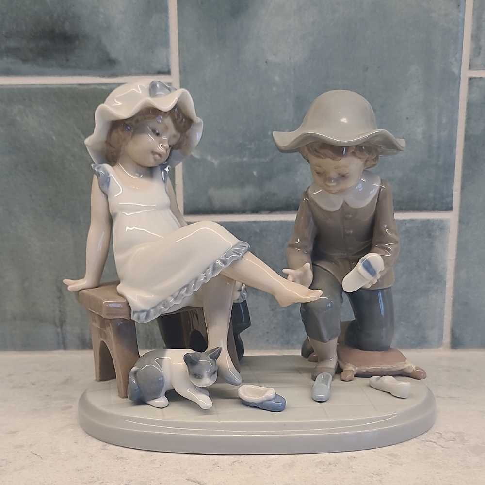 Lladro porcelain figurine titled "Try This One"